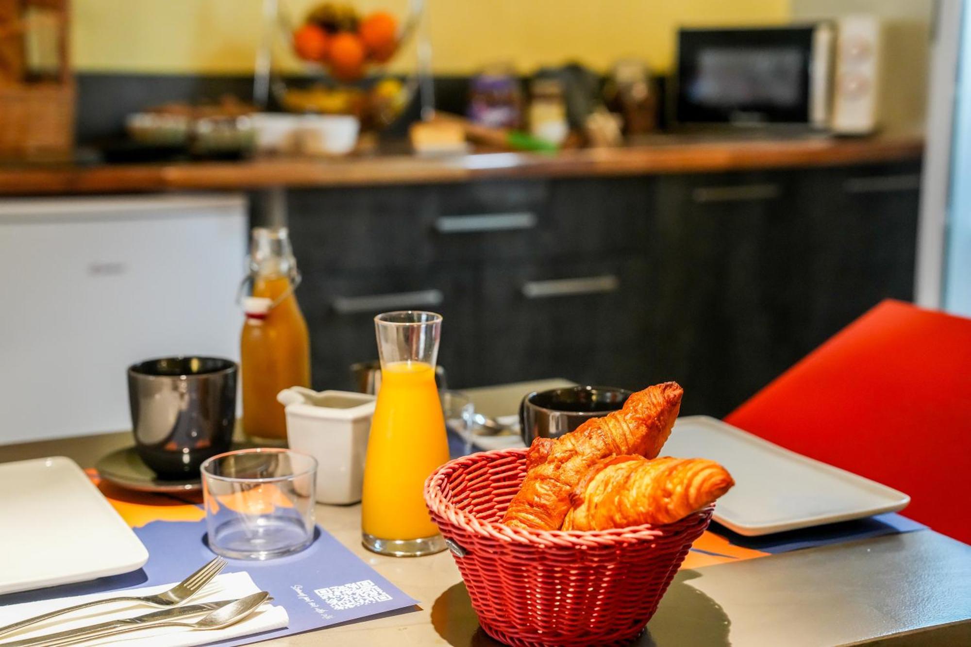 Logis Hotel & Restaurant Le Cadet De Gascogne Saint-Justin  Ngoại thất bức ảnh